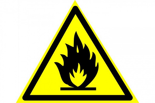 Знак W01 "Пожароопасно! Легковоспламеняющиеся вещества" (Пластик 200х200)